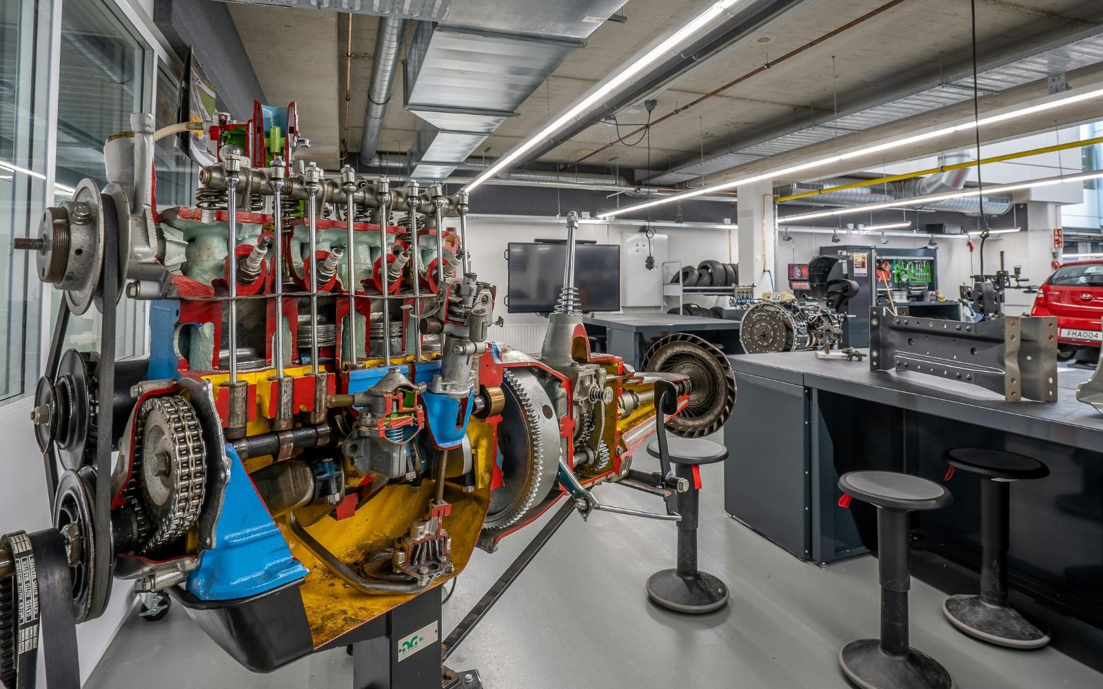 Automotive parts logistics supported by Cadena Logistica