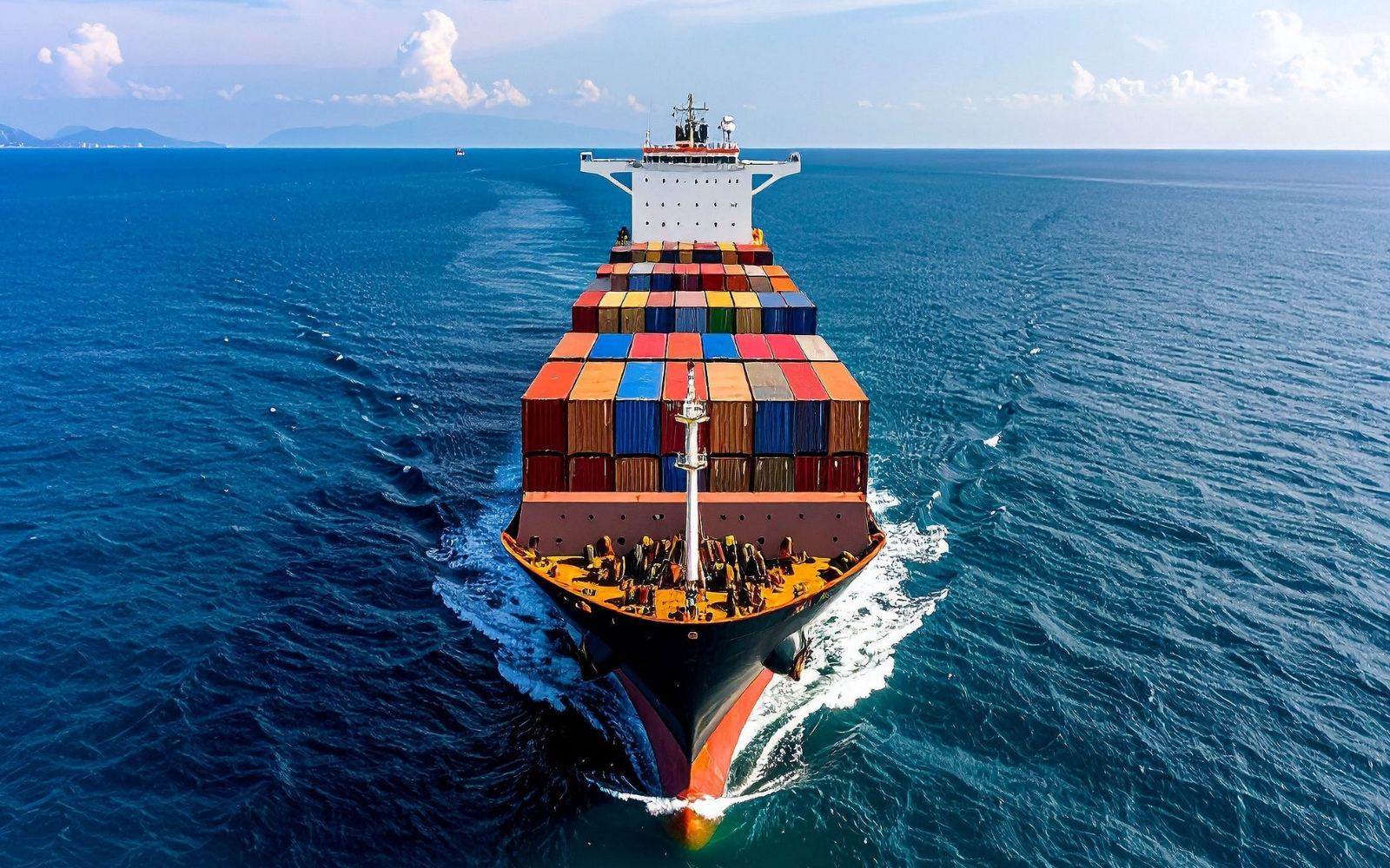 Container ship carrying sea freight cargo coordinated by Cadena Logistica